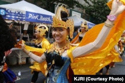 Seorang penari menyajikan tarian di Indonesia Street Festival di 68th Street antara Madison Avenue dan Fifth Avenue, Manhattan, New York, 25 Agustus 2018. (Foto: Konsulat Jenderal RI New York)
