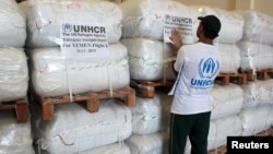 Một nhân viên LHQ sắp xếp các gói hàng viện trợ nhân đạo tại Dubai, Ả Rập, trước khi vận chuyển chúng tới Yemen ngày 14/5/2015.