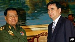 ထုိင္း၀န္ႀကီးခ်ဳပ္ အဘီဆစ္ ၀ိတ္ဂ်ာဂ်ီ၀(ယာ) ႏွင့္ ျမန္မာစစ္အစိုးရ ေခါင္းေဆာင္ ဗုိလ္ခ်ဳပ္မႉးႀကီး သန္းေရႊတုိ႔ ေတြ႕ဆုံစဥ္။ ေအာက္တိုဘာ ၁၁၊ ၂၀၁၀။