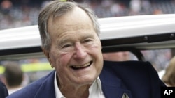 L''ancien président américain George H. W. Bush lors d'un match de football américain. Houston, 4 novembre 2012.