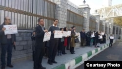 A group of Iranian doctors and their supporters gathered outside Iran's parliament in Tehran on November 26, 2018, to support jailed rights activist and doctor Farhad Meysami. 