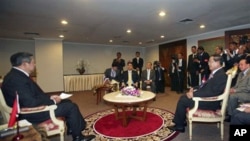 From left, Indonesia's President Susilo Bambang Yudhoyono, Cambodian Prime Minister Hun Sen, right, and Thai Prime Minister Abhisit Vejjajiva , center, sit during a trilateral meeting in Jakarta, Indonesia, May 8, 2011