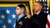 Обама вручил высшую военную награду США капитану, обезвредившему террориста-смертника