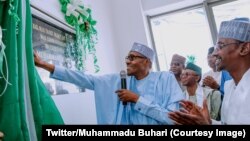 Le président Muhammadu Buhari inaugure le premier réseau de train léger destiné à désengorger les routes dans la région d’Abuja, au Nigeria, le 12 juillet 2018. (Twitter/Muhammadu Buhari)