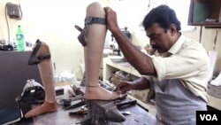 A worker is designing a prosthetic leg for a leprosy patient at the Leprosy Mission Trust India hospital, Kolkata, Sept. 20 2016. (M. Hussain/VOA)