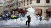 法国黄背心抗议者阻挡道路，但示威运动声势已弱