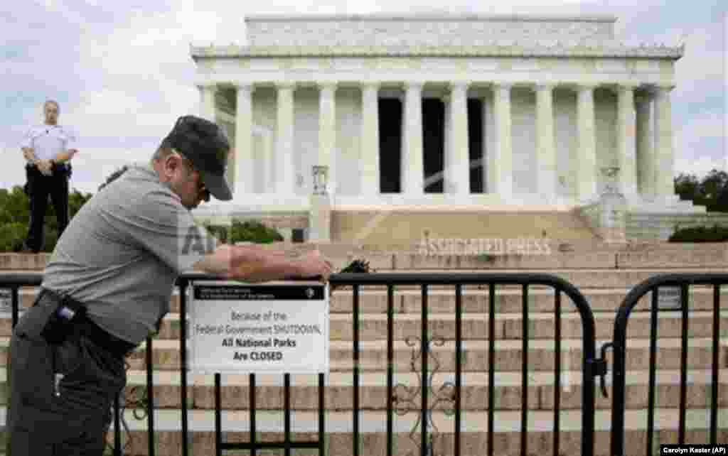 Funcionário do Parque Nacional põe aviso dizendo que o LincolnMemorial está fechado para visitação em Washington. Vários monumentos em Washington e em todo o país foram afectados pelo encerramento do governo.