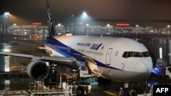 一架日本政府的包機準備飛離東京羽田機場前往中國武漢撤回日本國民。（2020年1月28日）