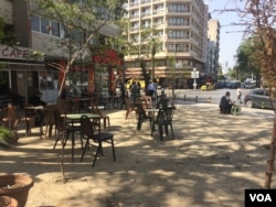 Cafes in Basmane, in Izmir, Turkey, that last year were packed with smugglers and travelers trying to get to Europe, now are almost empty as local businesses catering to refugees fail, April 6, 2016. (H. Murdock/VOA)