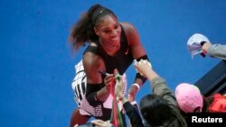 Serena Williams signant des autographes après une victoire