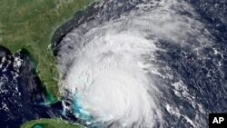 ຮູບພາບລົມພາຍຸເຮີຣິເຄນ Irene ຈາກດາວທຽມ ຂອງອົງການຄຸ້ມຄອງ ມະຫາສະມຸດແລະບັນຍາກາດຂອງ ສະຫະລັດ (NOAA) (26 ສິງຫາ 2011)