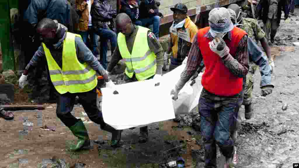 Des bénévoles transportent des cadavres retrouvés dans les décombres à Nairobi, le 30 avril 2016.