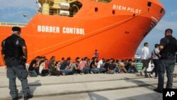 Спассенные норвежским кораблем Siem Pilot мигранты в порту Реджио Калабрио, Италия. 8 августа 2015 г. 