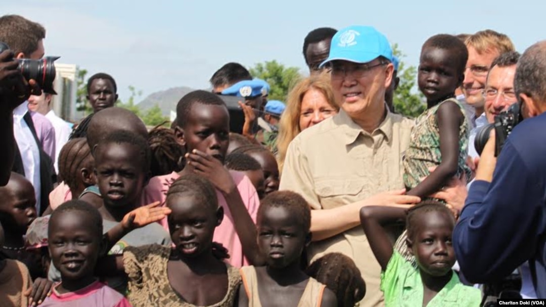 UN Secretary General Ban Ki-moon holds a child as he visits a UN compound in Juba on May 6, 2014, where thousands of people displaced by five months of fighting have sought shelter. The hair of many of the children is beginning to turn red, a sign of maln