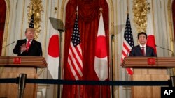 Presiden AS Donald Trump (kiri) dan Perdana Menteri Jepang Shinzo Abe memberikan konferensi pers bersama di Tokyo, Jepang, Senin (27/5). 