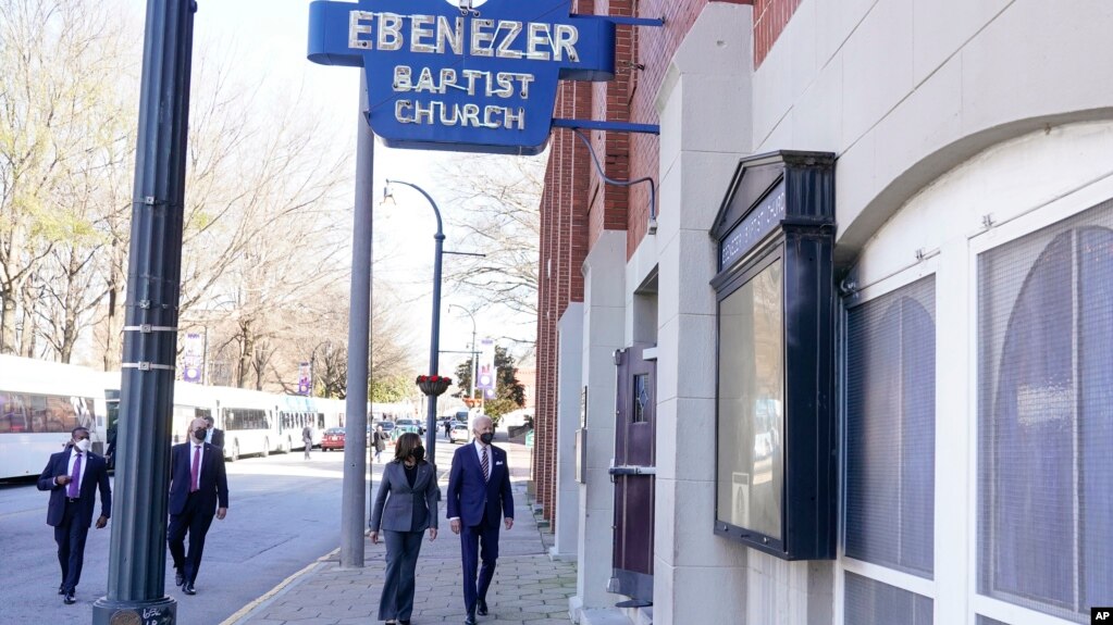 El presidente Joe Biden y la vicepresidenta Kamala Harris caminan cuando llegan para visitar la Iglesia Bautista Ebenezer, el martes 11 de enero de 2022, en Atlanta. (Foto AP/Patrick Semansky)