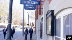 El presidente Joe Biden y la vicepresidenta Kamala Harris caminan cuando llegan para visitar la Iglesia Bautista Ebenezer, el martes 11 de enero de 2022, en Atlanta. (Foto AP/Patrick Semansky)