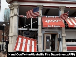 Dalam foto yang berasal dari Twitter Departemen Pemadam Kebakaran Nashville, kerusakan terlihat di jalan setelah ledakan di Nashville, Tennessee pada 25 Desember 2020. (Foto: AFP/HO Twitter/Nashville Fire Department)