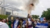 Amis et famille portent le cercueil avec le corps de Gerald Vasquez, un étudiant en génie civil tué lors de l'attaque du 14 juillet par la police et les forces paramilitaires à l'Université nationale de Managua (AP Photo / Alfredo Zuniga)