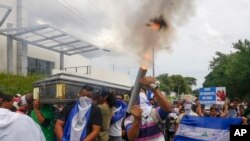 Amis et famille portent le cercueil avec le corps de Gerald Vasquez, un étudiant en génie civil tué lors de l'attaque du 14 juillet par la police et les forces paramilitaires à l'Université nationale de Managua (AP Photo / Alfredo Zuniga)