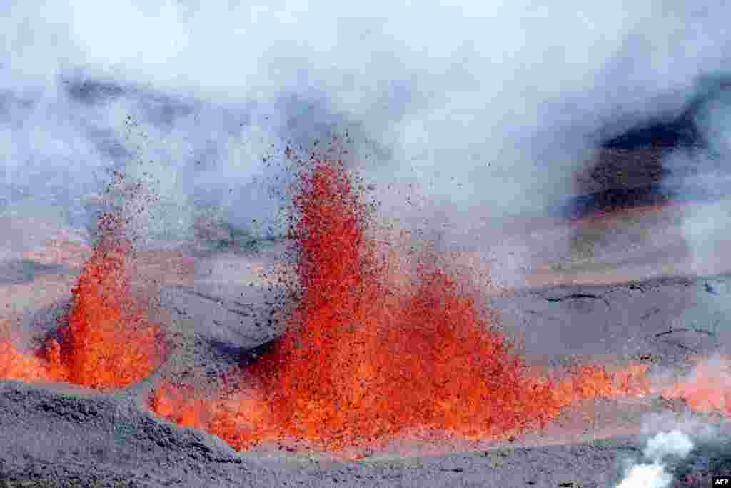 인도양의 프랑스령 섬 &#39;레위니옹&#39;에서 화산 폭발 후 녹아내린 용암이 분화구 주변에서 분출되고 있는 모습.