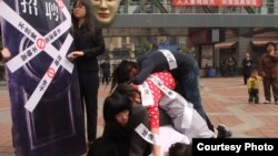 武汉大学生曾在街头举行叠罗汉的行为艺术反对就业性别歧视。 (李麦子提供)