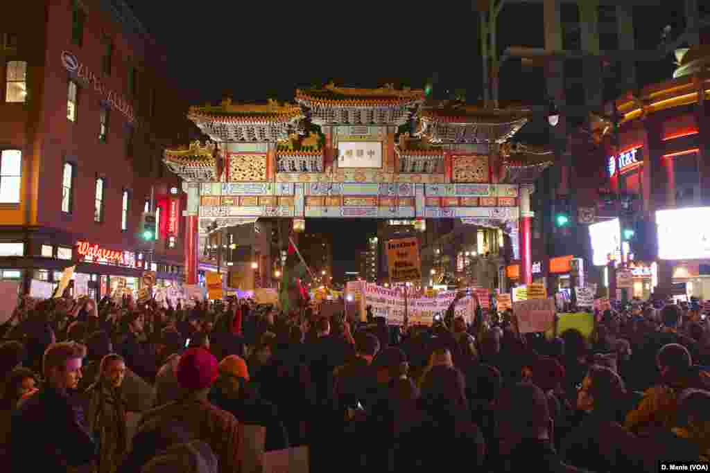 A zona de Chinatown, na capital americana, foi um dos lugares onde passou a manifestação, na noite de Terça-feira, 25, em solidariedade com a comunidade de Ferguson, após a decisão do Grande Júri de não acusar o polícia que atirou mortalmente em Michael Brown, um jovem negro de 18 anos. Nov. 2014