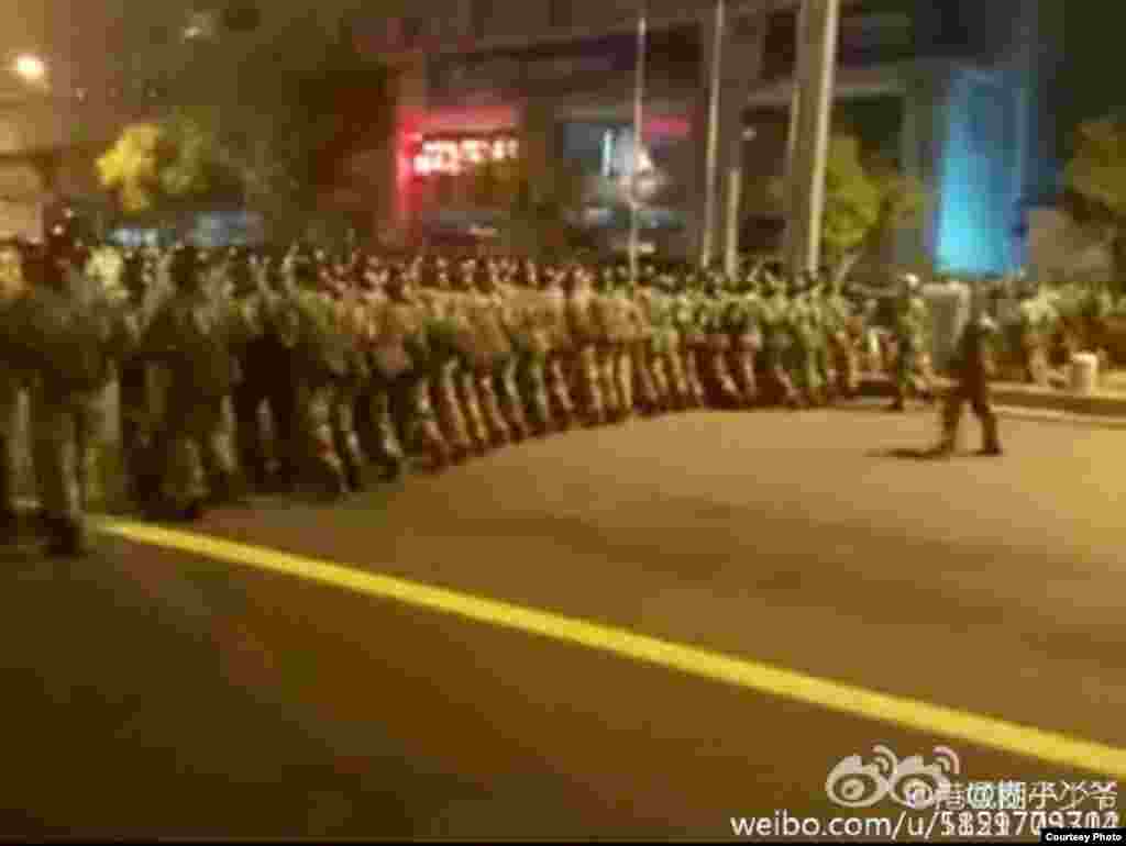 連雲港警方派出大批警力在蘇寧廣場戒備(網絡圖片)