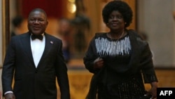FILE - Mozambique's President Filipe Nyusi, left, and his wife, Isaura, arrive to attend The Queen's Dinner during The Commonwealth Heads of Government Meeting at Buckingham Palace in London, April 19, 2018.
