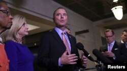 彈劾調查的領導人亞當•希夫(Adam Schiff，又譯謝安達)眾議員對眾議員435名成員說，由全國電視轉播的聽證會“旨在將事實展現在美國人民面前”。