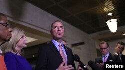 Chủ tịch Ủy ban Tình báo Hạ viện Mỹ Adam Schiff (D-CA) nói chuyện với các nhà báo tại một phiên điều trần kín tại điện Capitol, ngày 6/11/2019. REUTERS/Siphiwe Sibeko