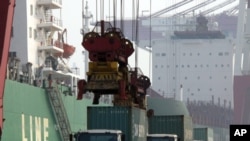 中国天津港繁忙的国际集装箱码头