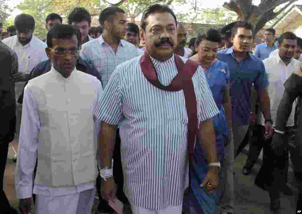Sri Lankan President Mahinda Rajapaksa prepares to cast his vote for presidential elections at a polling station in Tangalle, about 150 kilometers southeast of Colombo, Sri Lanka, Jan. 8, 2015.