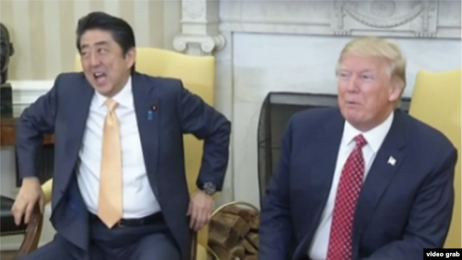 Vẻ mặt của Thủ tướng Nhật sau khi bắt tay ông Trump.