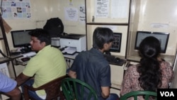 A cyber cafe in Kolkata. Many young Indians watch porn online at cyber cafes, authorities have reported. (Shaikh Azizur Rahman for VOA News)