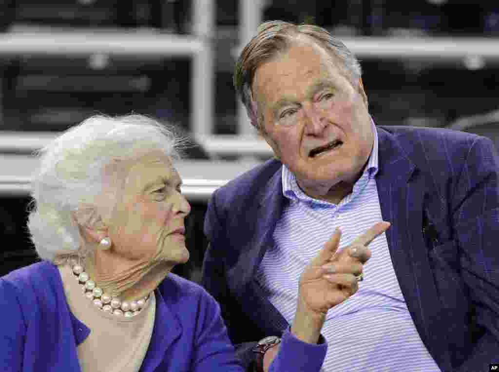 Бывший президент США Джордж Буш и его жена, Барбара Буш, смотрят баскетбольную игру, Хьюстон, 2015 (AP Photo / David J. Phillip)