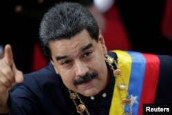 ປະທານາທິບໍດີ Venezuela ທ່ານ Nicolas Maduro ສະແດງອອກໃນຂະນະທີ່ ທ່ານ ໄປຮອດກອງປະຊຸມຂອງສະພາລັດຖະທຳມະນູນ ໃນ ທຳນຽບລັດຖະບານທີ່ນະຄອນ Caracas, Venezuela, 10 ສິງຫາ 2017.
