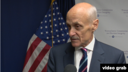 Bivši sekretar za unutrašnju bezbjednost Michael Chertoff u jednom od ranijih razgovora za Glas Amerike