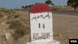 La Tunisie a fermé son poste frontalier de Ras Jedir en mars après l'attaque du groupe Etat islamique sur Ben Guerdane, 6 mars 2016. (L. Bryant / VOA)