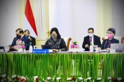 Menteri Luar Negeri Retno Marsudi dan Menteri Keuangan Sri Mulyani mendampingi Presiden Joko Widodo dalam konferensi tingkat tinggi (KTT) virtual G20 dari Istana Kepresidenan Bogor, Minggu, 22 November 2020. (Foto: Biro Pers Sekretariat Presiden)