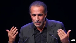 Tariq Ramadan lors d'une conférence à Lille en France, le 7 février 2016.