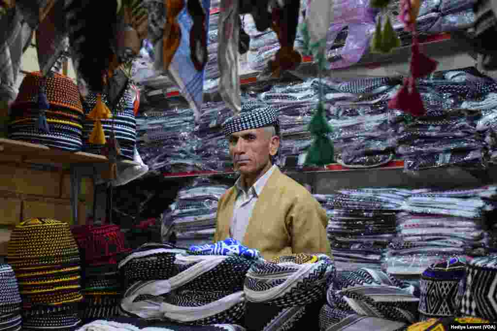 Erbil Çarşısı içinde yerel şallar ve başlıklar satan bir dükkan