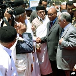 Le président Zuma à son arrivée à l'aéroport de Tripoli