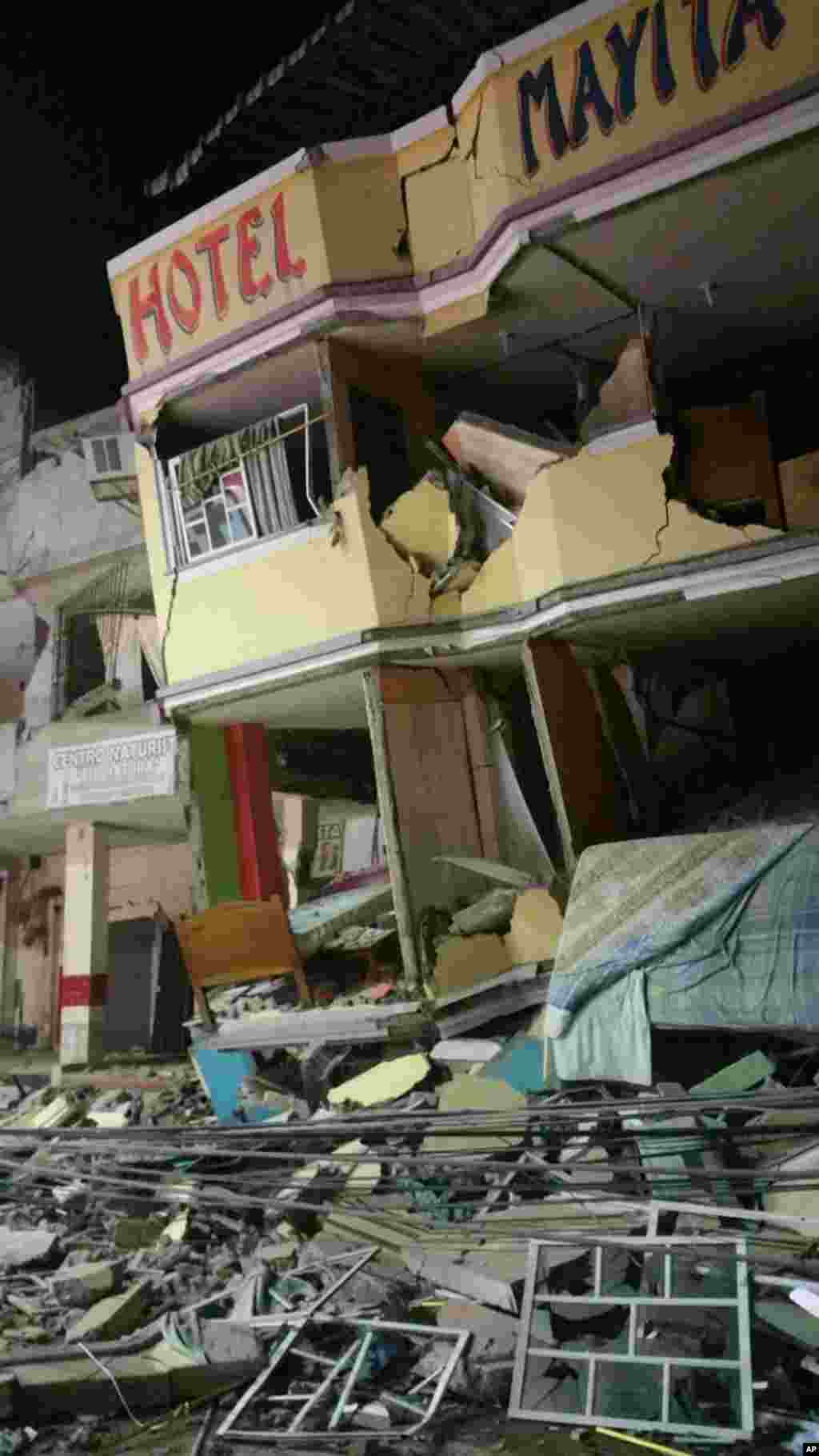 Một khách sạn nghiêng hẳn sang một bên sau trận động đất mạnh tại thị trấn Manta, Ecuador, ngày 16/4/2016.