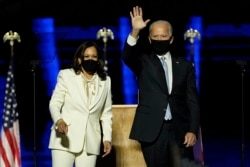 Presiden terpilih Joe Biden, kanan, di atas panggung bersama Wakil Presiden terpilih Kamala Harris, kiri, Sabtu, 7 November 2020, di Wilmington, Delaware. (Foto: AP/Andrew Harnik)