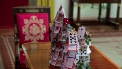 La Sala Roja está decorada con juegos, incluido un árbol hecho de naipes de la Casa Blanca durante la vista previa de Navidad de 2019 en la Casa Blanca, el lunes 2 de diciembre de 2019, en Washington. (Foto AP / Alex Brandon).