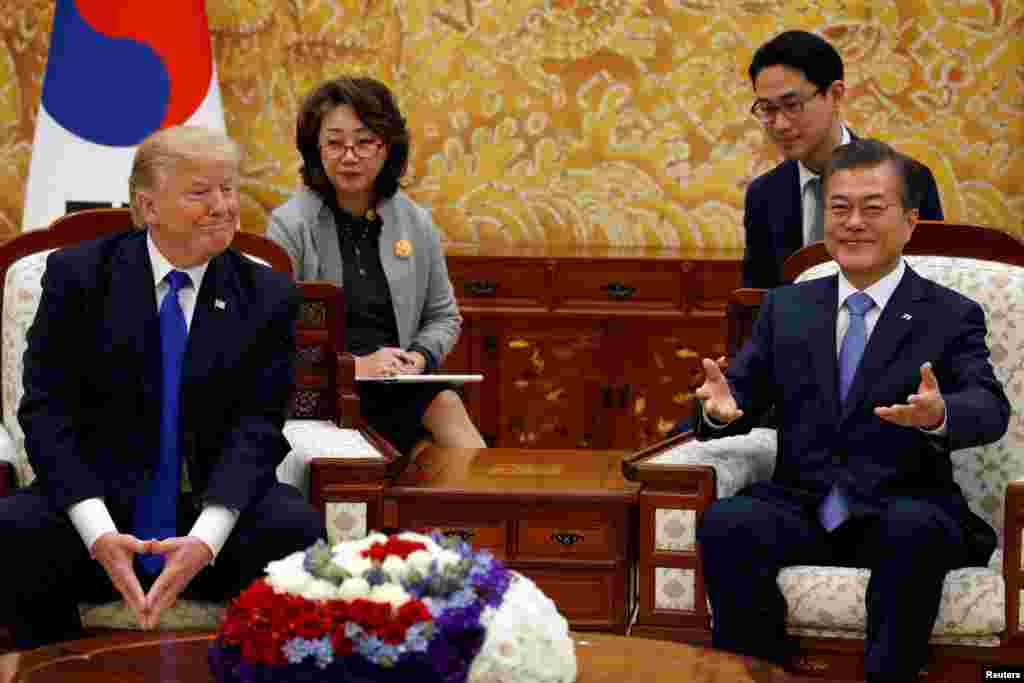 도널드 트럼프 미국 대통령과 문재인 한국 대통령의 정상회담이 7일 청와대 접견실에서 열렸다.