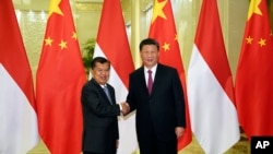 中国国家主席习近平在北京举行的第二届“一带一路”论坛双边会议前与印尼副总统优素福·卡拉握手。（2019年4月25日）