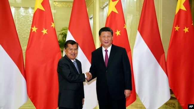 中国国家主席习近平在北京举行的第二届“一带一路”论坛双边会议前与印尼副总统优素福·卡拉握手。（2019年4月25日）