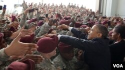 Barack Obama saluda en Fort Bragg a militares estadounidenses que combatieron en Irak.